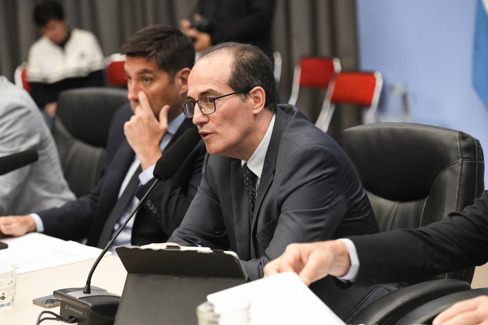 Un funcionario expone ante micrófonos durante la reunión sobre biocombustibles