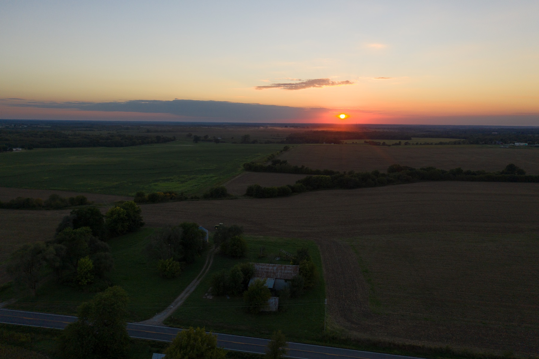 Vista aérea de un campo al atardecer, fotografía de 2018