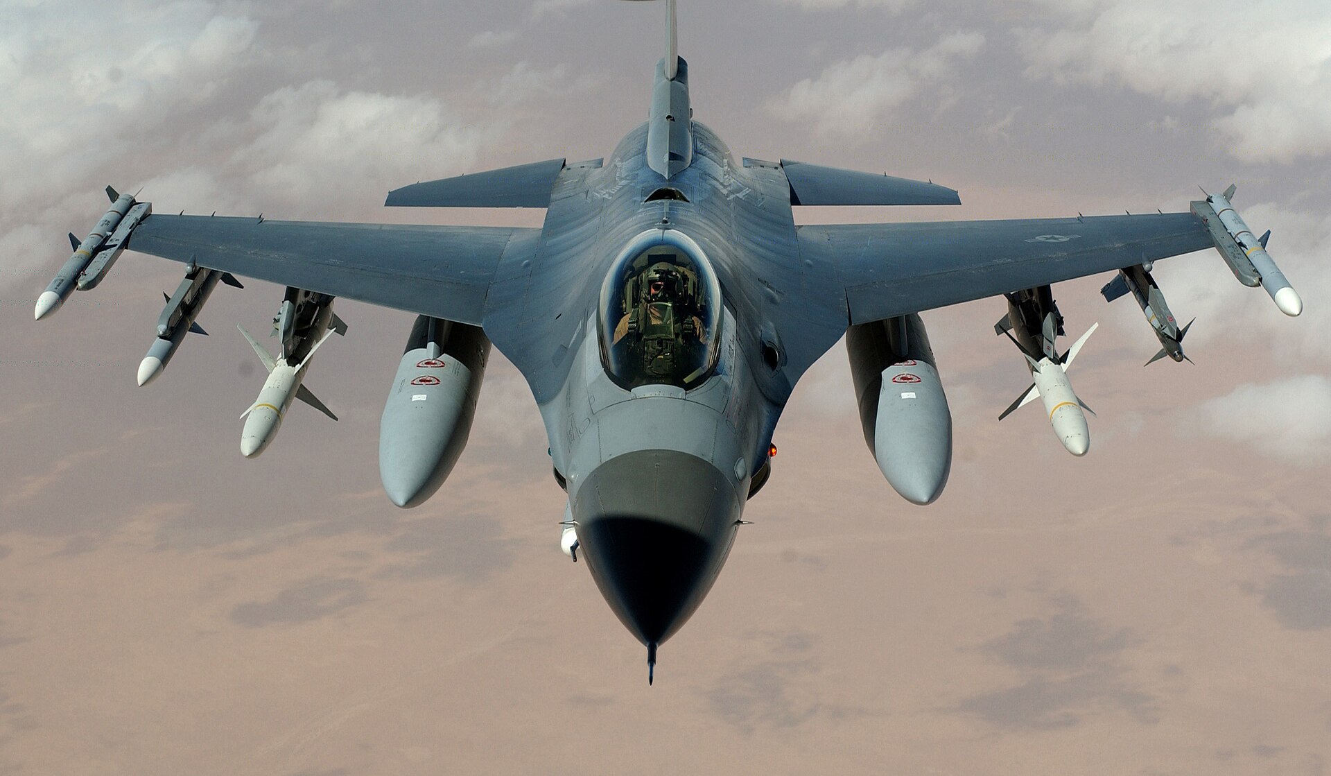 F-16 de la Fuerza Aérea de Estados Unidos en vuelo, marzo de 2003