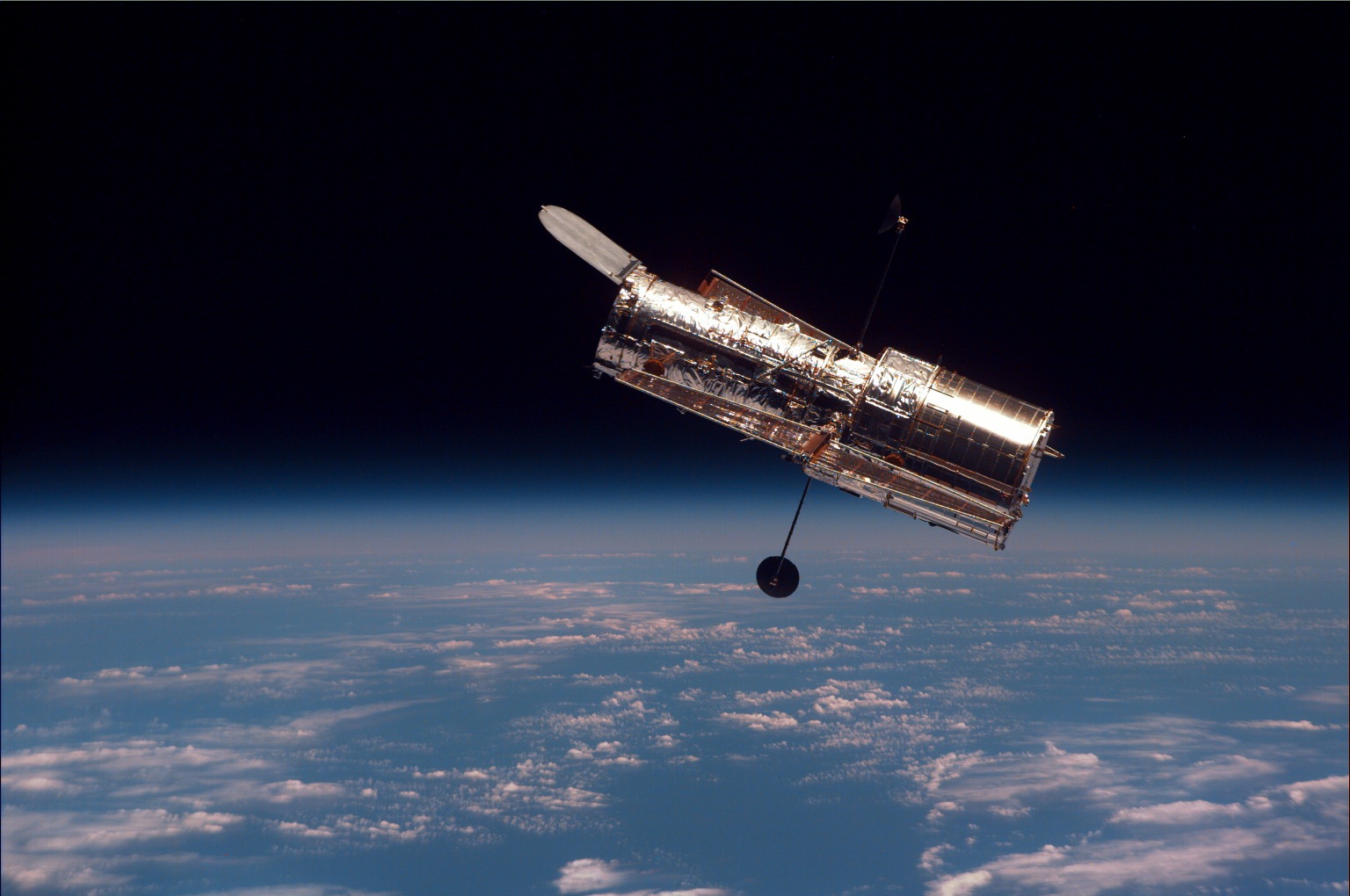 El telescopio espacial Hubble sobre la Tierra después de su segunda misión de mantenimiento, en febrero de 1997.
